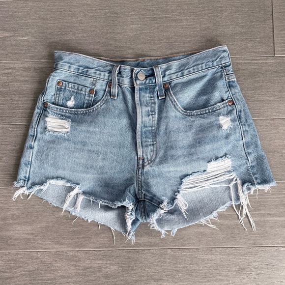 Levi's Women's 501 Cotton High Rise Denim Shorts Sansome St Size 26 56327-0193 - Picture 14 of 16